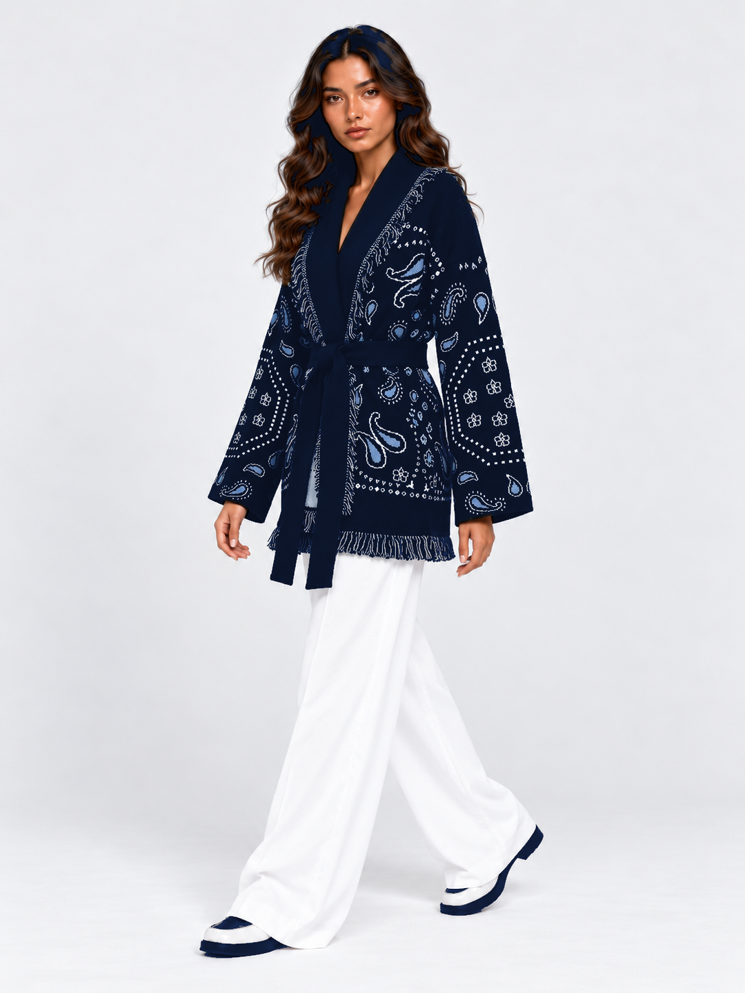 SIENNA dunkelblaue Wolljacke – Model Dreiviertelansicht