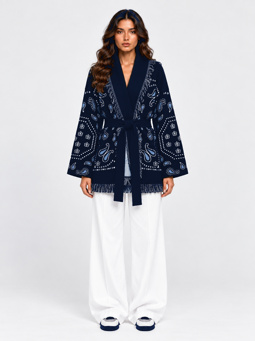 SIENNA dunkelblaue Wolljacke – Model Frontansicht