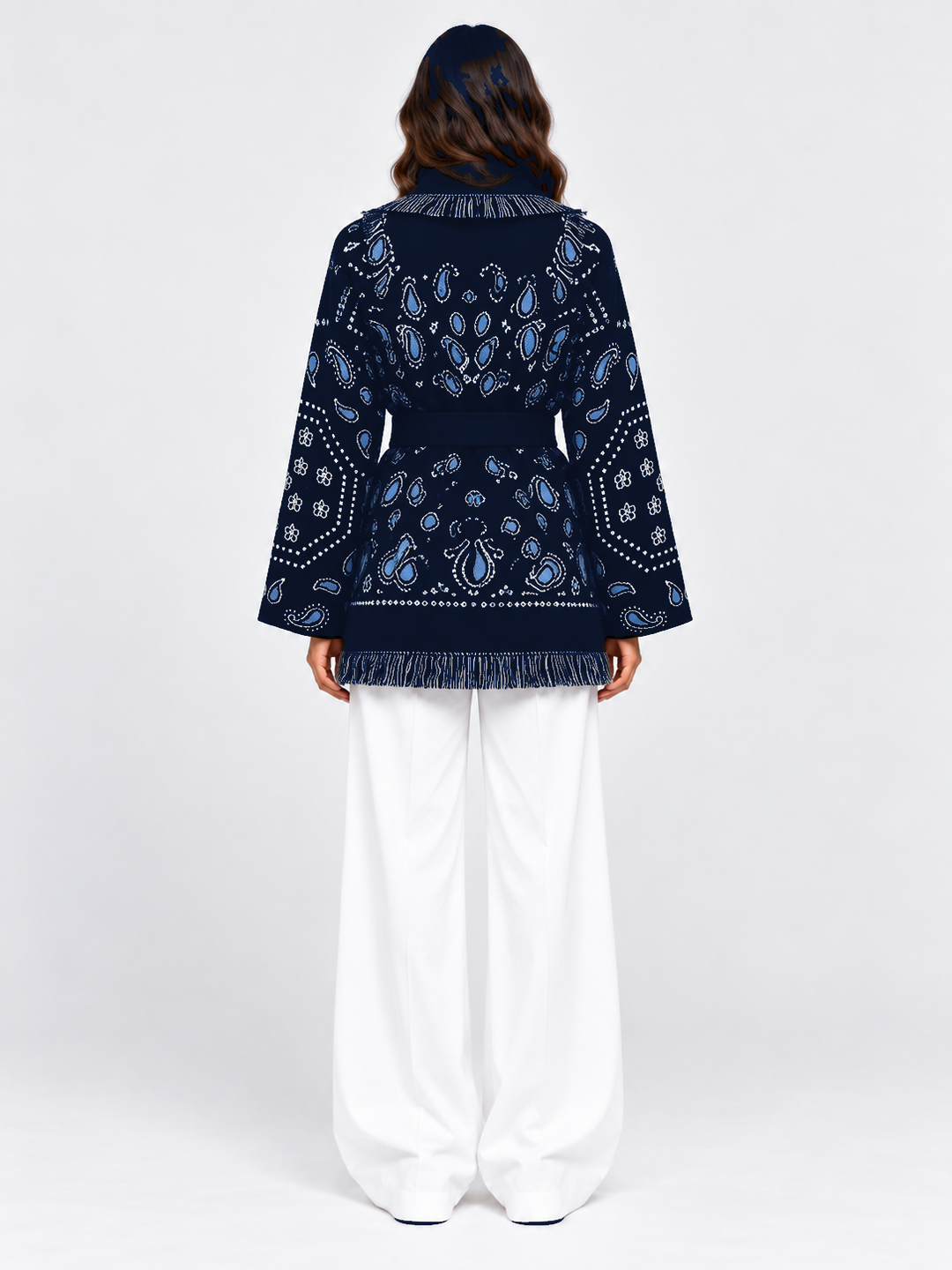 SIENNA dunkelblaue Wolljacke – Model Rückenansicht