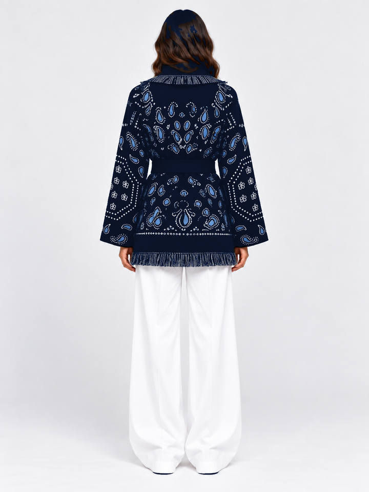 SIENNA dunkelblaue Wolljacke – Model Rückenansicht