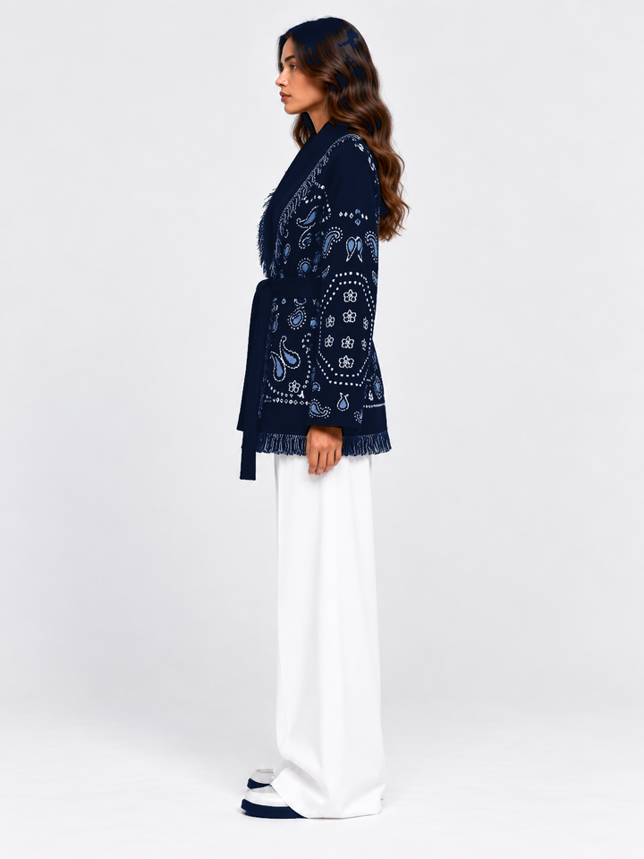 SIENNA dunkelblaue Wolljacke – Model Seitenansicht