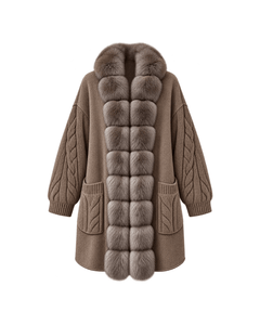 MIRAEE-UNIFORM-2026 | SIENNA – Langer Cardigan mit Zopfmuster und Besatz – 3 – freigestellte Produktansicht auf weißem Hintergrund