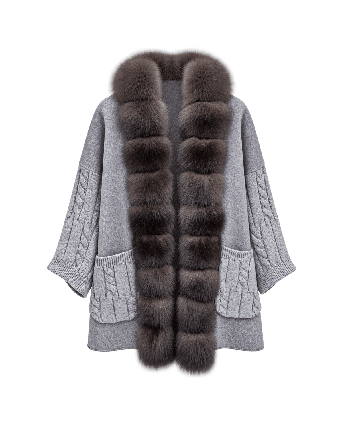 MIRAEE-UNIFORM-2026 | SIENNA – Langer Cardigan mit Zopfmuster und Besatz – 2 – freigestellte Produktansicht auf weißem Hintergrund