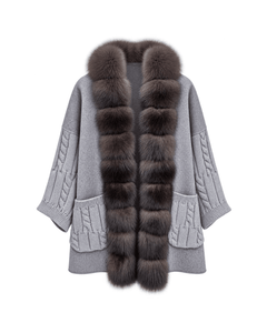 MIRAEE-UNIFORM-2026 | SIENNA – Langer Cardigan mit Zopfmuster und Besatz – 2 – freigestellte Produktansicht auf weißem Hintergrund