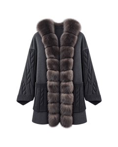 MIRAEE-UNIFORM-2026 | SIENNA – Langer Cardigan mit Zopfmuster und Besatz – 6 – freigestellte Produktansicht auf weißem Hintergrund