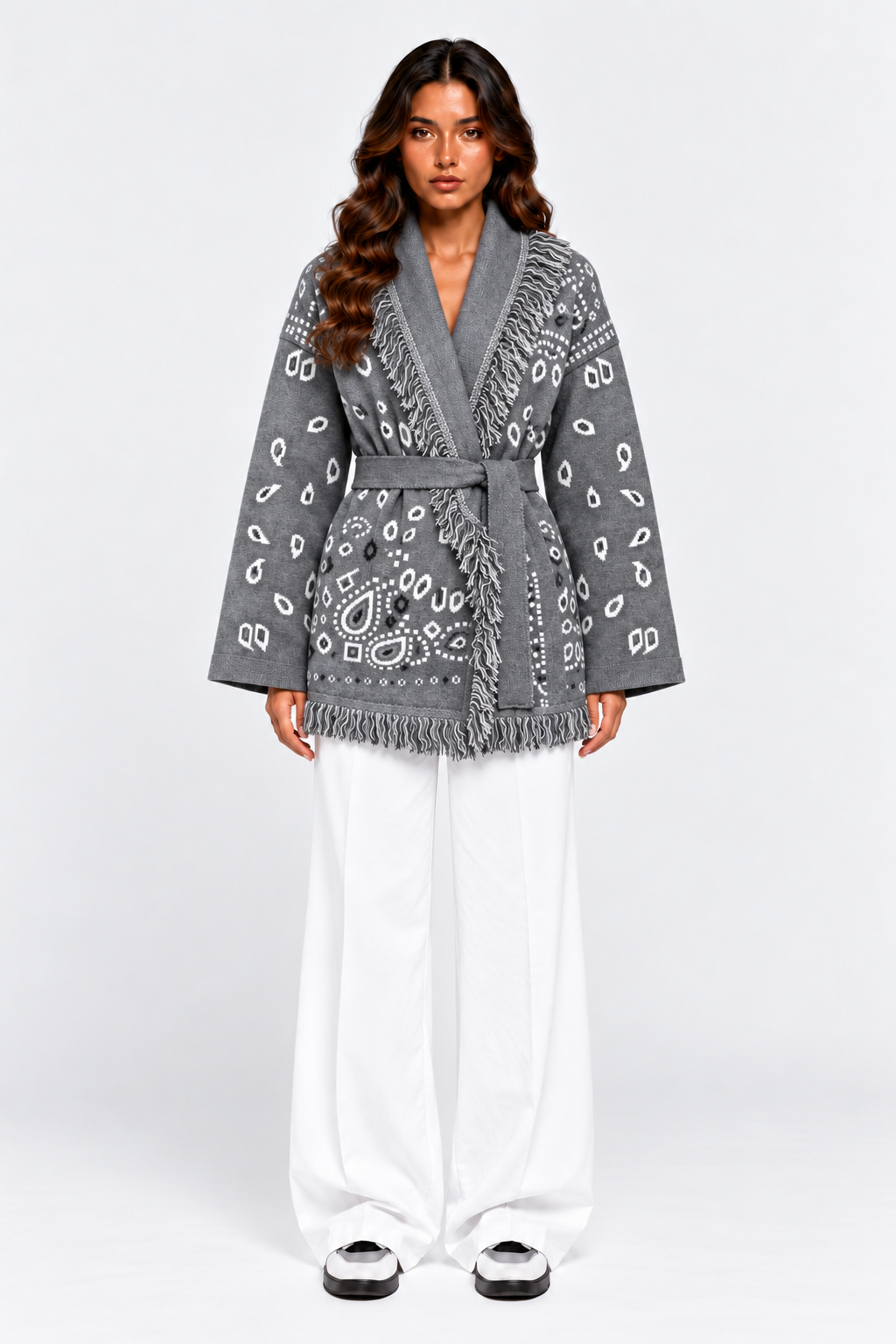 SIENNA Graue Wolljacke mit Bindegürtel – Model Frontansicht