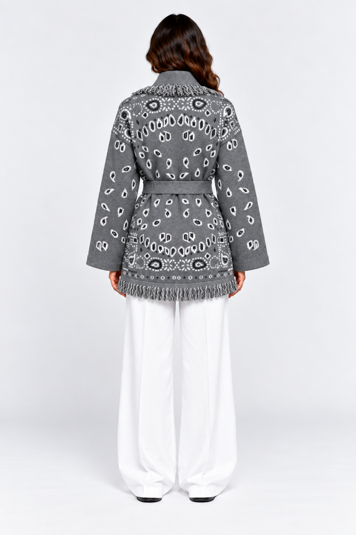 SIENNA Graue Wolljacke mit Bindegürtel – Model Rückenansicht