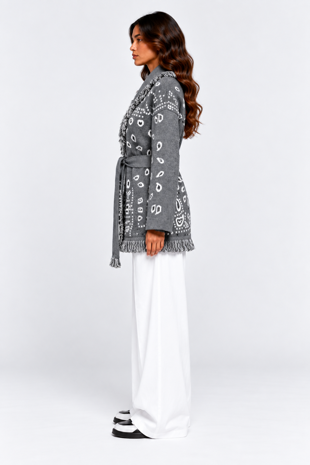 SIENNA Graue Wolljacke mit Bindegürtel – Model Seitenansicht