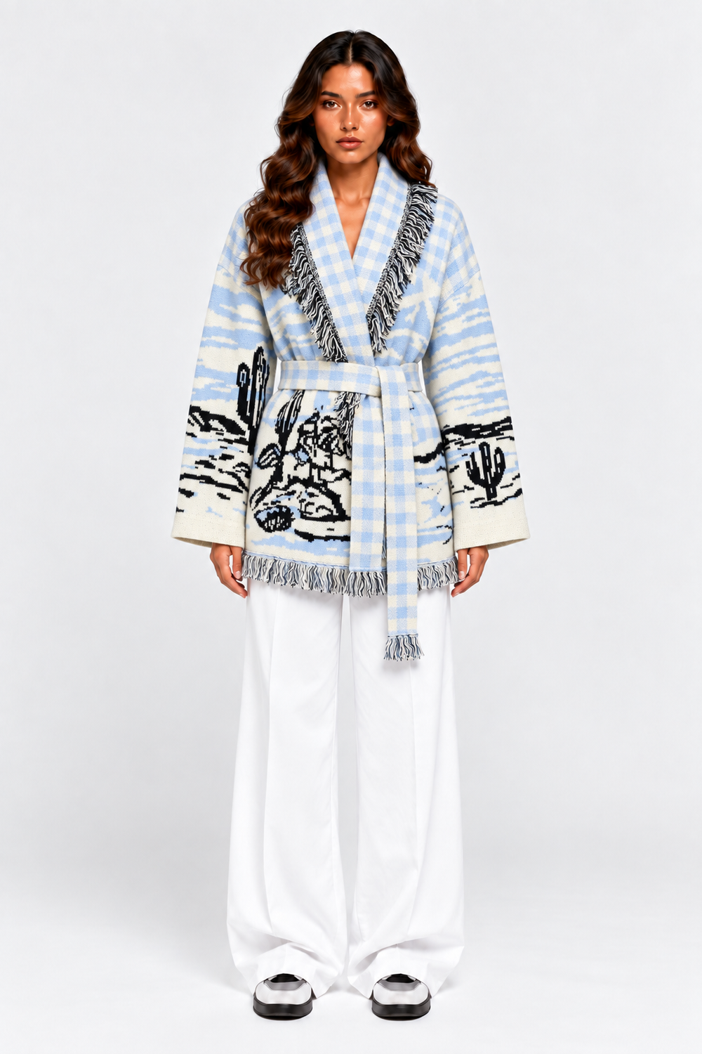 SIENNA Hellblaue Wolljacke mit Bindegürtel – Model Frontansicht