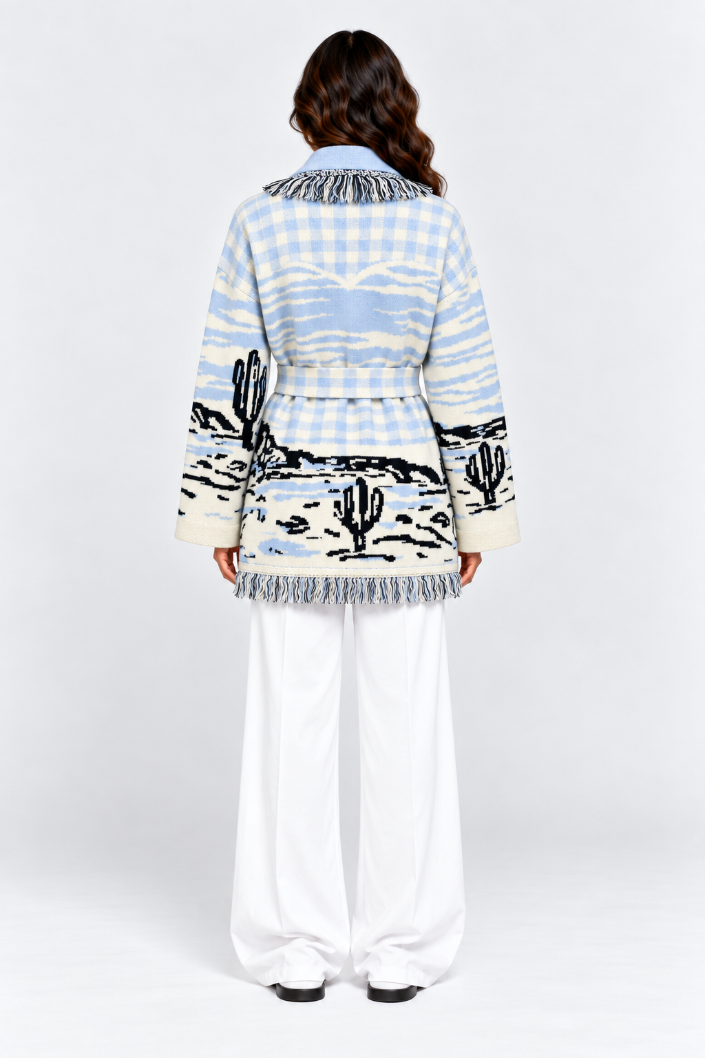 SIENNA Hellblaue Wolljacke mit Bindegürtel – Model Rückenansicht