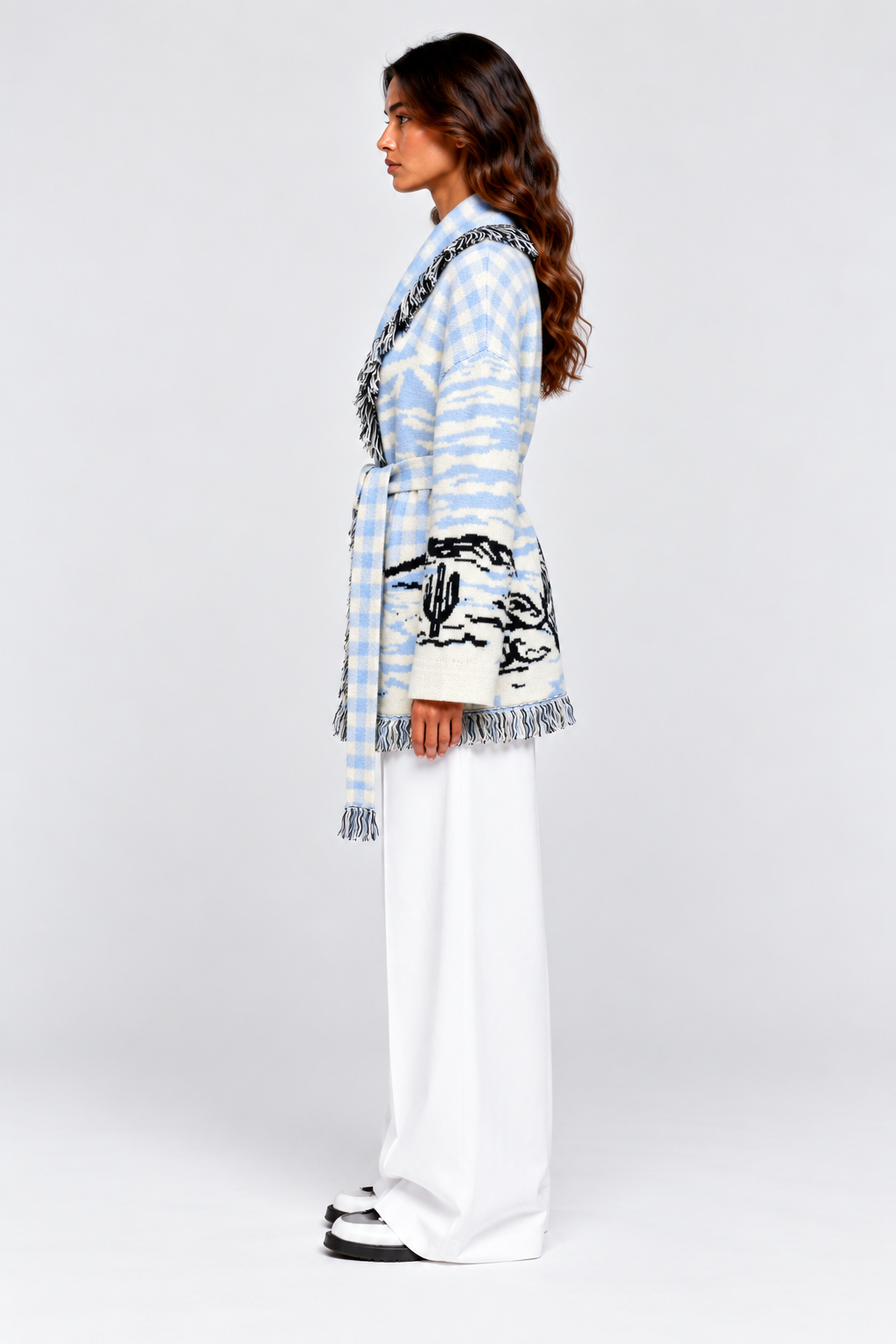 SIENNA Hellblaue Wolljacke mit Bindegürtel – Model Seitenansicht