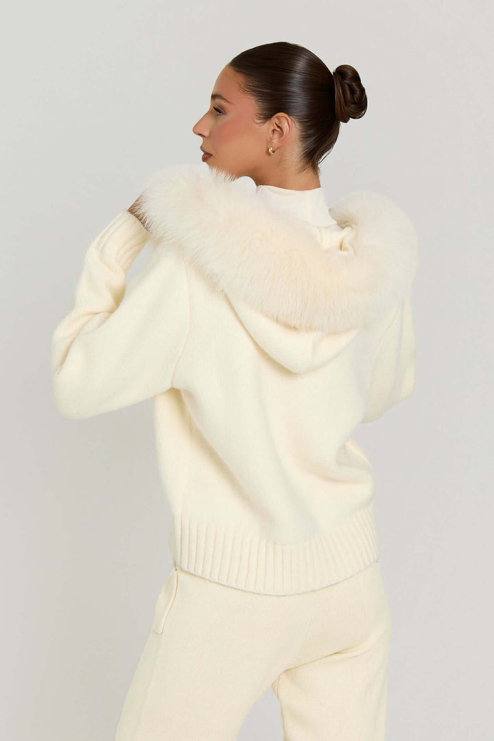 Damenmode online kaufen mit dem eleganten SOFIA – 2‑Teiler Set von Miraee Paris, inklusive einer stylischen Kapuze.