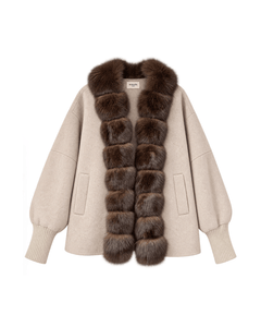 MIRAEE-UNIFORM-2026 | SOLÈNE – Jacke mit Kunstpelzbesatz und Rippbündchen – Beige – freigestellte Produktansicht auf weißem Hintergrund