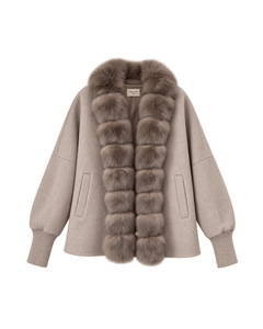 MIRAEE-UNIFORM-2026 | SOLÈNE – Jacke mit Kunstpelzbesatz und Rippbündchen – Taupe – freigestellte Produktansicht auf weißem Hintergrund