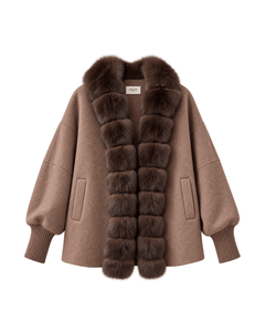 MIRAEE-UNIFORM-2026 | SOLÈNE – Jacke mit Kunstpelzbesatz und Rippbündchen – Braun – freigestellte Produktansicht auf weißem Hintergrund