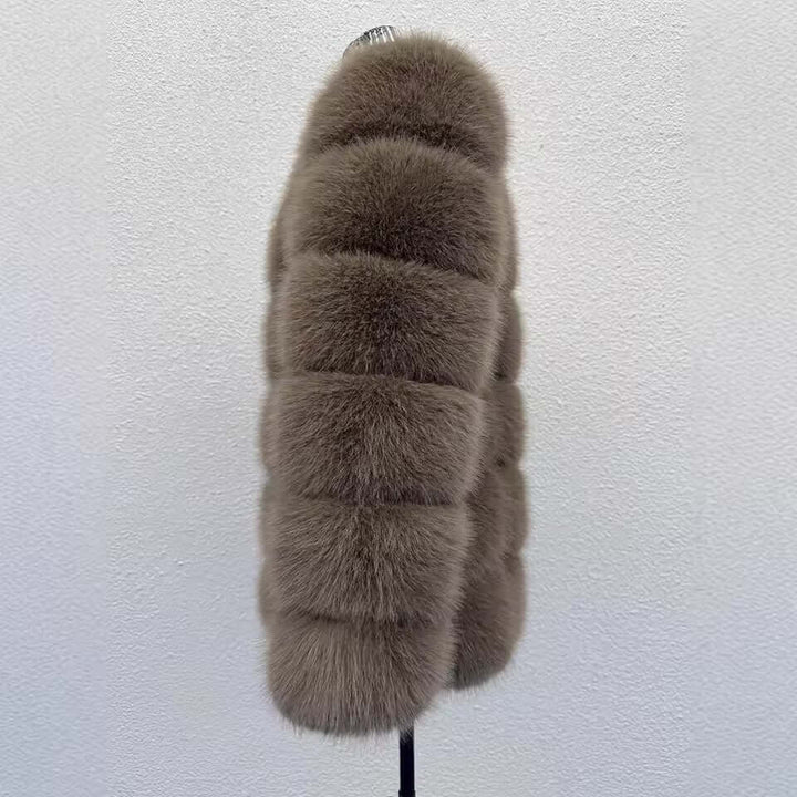 SOPHIE - eleganter Kunstpelzmantel von Miraee Paris, luxuriöser Winterlook aus umweltfreundlichem Kunstpelz.