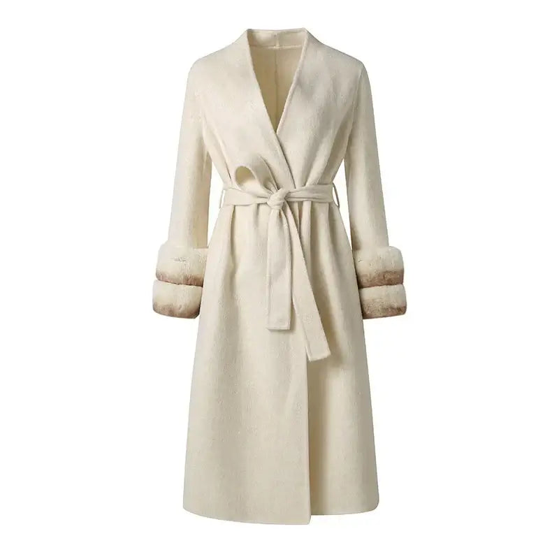 VALENTINA - Eleganter Damenmantel in cremiger Farbe mit Taillengürtel und Kunstpelzärmeln
