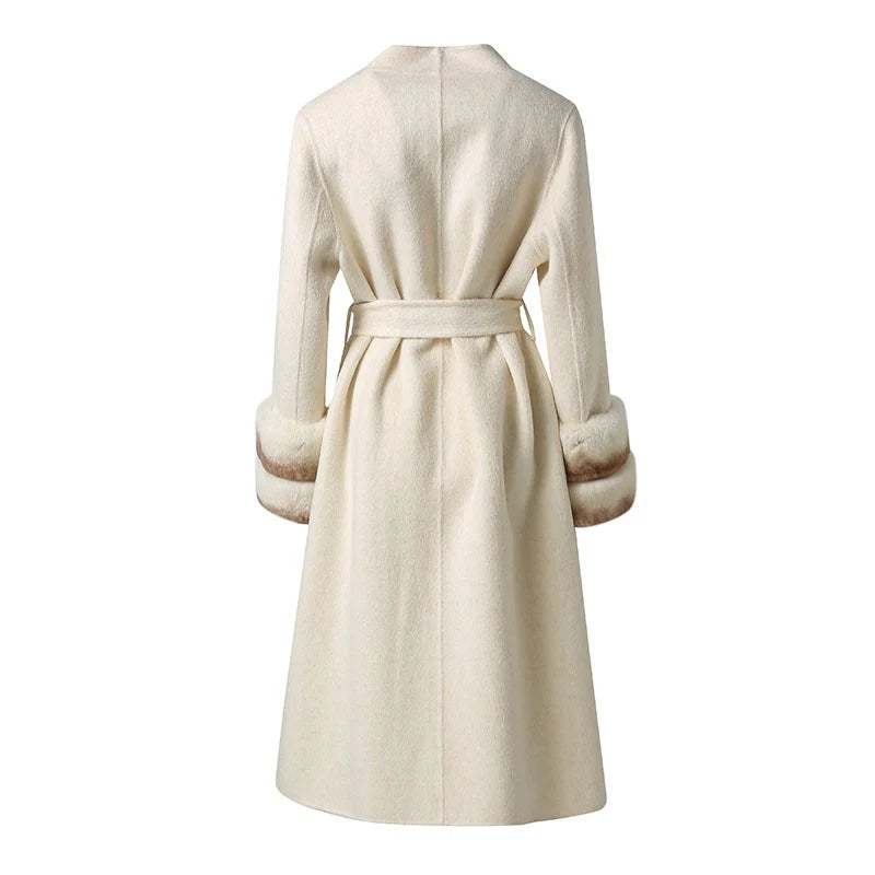 VALENTINA - Eleganter Damenmantel in heller Farbe mit Kunstpelzärmeln und Taillengürtel, ideal für Herbst und Winter.