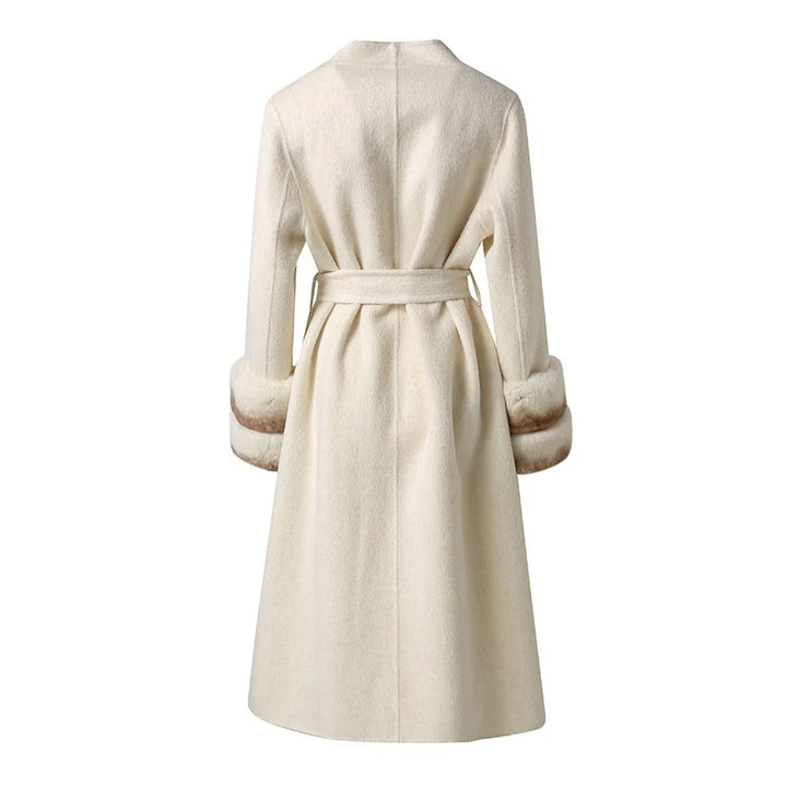 VALENTINA - Eleganter Damenmantel in heller Farbe mit Kunstpelzärmeln und Taillengürtel, ideal für Herbst und Winter.