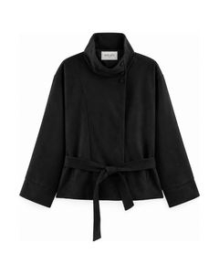 MIRAEE-UNIFORM-2026 | VALÉRIE – Eleganter Mantel in Veloursoptik mit Gürtel – Black – freigestellte Produktansicht auf weißem Hintergrund