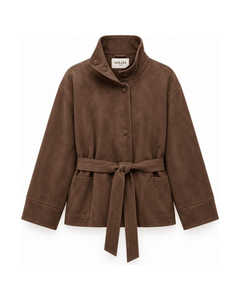 MIRAEE-UNIFORM-2026 | VALÉRIE – Eleganter Mantel in Veloursoptik mit Gürtel – Brown – freigestellte Produktansicht auf weißem Hintergrund