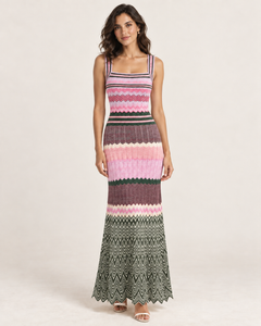 ZIGZAG MUSE Strickkleid – Sunset-Farbverlauf am Model